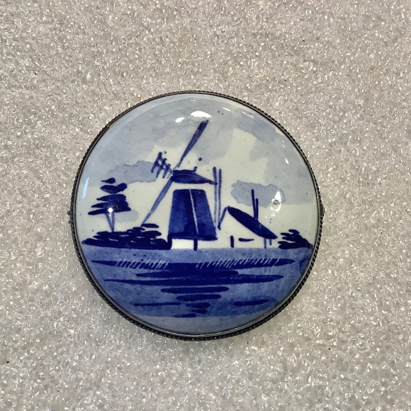 Vintage Delft Blue Porcelain Button Brooch with a Hand-Painted Windmill Scene. - Picture 1 of 7